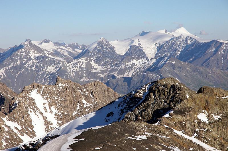 Photo 019 Au 2nd plan, on devine l'arête de la Pnte de la Floglietta jusqu'à l'Archeboc, plus loin, la Pnte des Mines, le glacier des Balmes, Pnte Plate des Chamois, et tout au fond, la Grande Sassière.